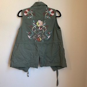 En Creme Olive Green embroidered vest